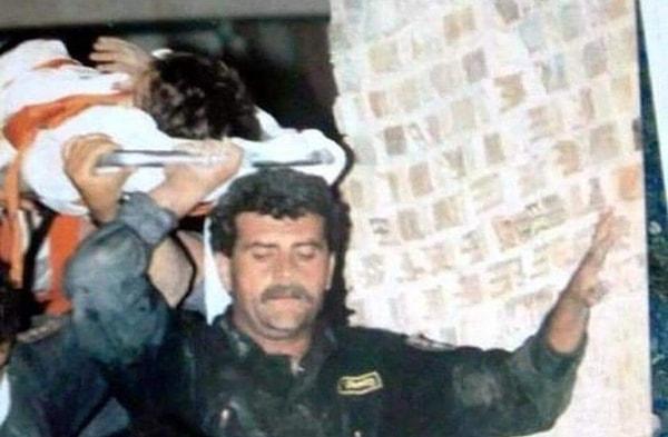 Fotoğrafta Konstantinos Nikas'ın babası olan Panagiotis Nikas'ı görüyoruz. Panagiotis Nikas, 1995 Aigio depreminde küçük Andreas'ı kurtarması ile hafızalara kazınmıştı.