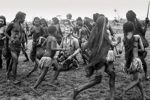 10. Yamyamlıkla tanınan bir Yeni Gine kabilesiyle eğlendiği görülen, 1961'deki Yeni Gine keşif gezisi sırasında iz bırakmadan ortadan kaybolan ve cesedi asla bulunamayan Michael Rockefeller'ın son fotoğraflarından biri👇