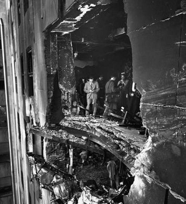 11. 1945'te bir B-25 bombardıman uçağı çarptıktan sonra Empire State Binası'nın 79. katından bir görüntü👇