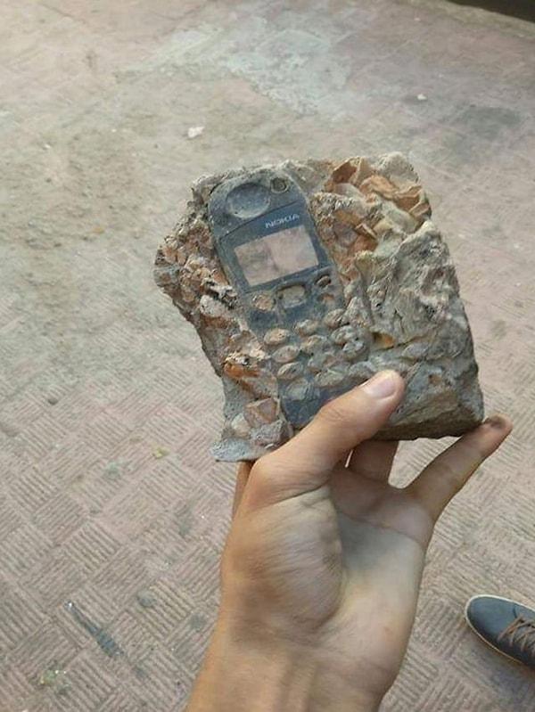 12. Bir zamanların en moda telefonlarından olan Nokia'nın adeta fosilleşmiş hali👇