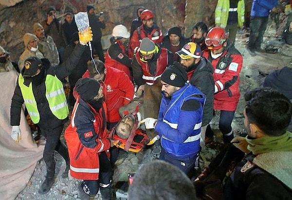 Depremin 4.gününde gerçekleşen bir kurtarma olayı de hepimizin umutlarını tekrar yeşertti. 7 katlı bir binanın enkazında bulunan 17 yaşındaki Gülsüm, madenciler tarafından kurtarıldı.