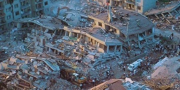 17 Ağustos 1999'da Türkiye'nin yaşadığı Gölcük Depremi felaketinde ilk resmi rakamlara göre 17 bin 480, 2010 yılında TBMM verilerine göre 18 bin 373 vatandaşımızı kaybettik. Yüz binlerce ev ve işyeri yıkıldı. Yaklaşık 16 milyon kişi etkilendi.