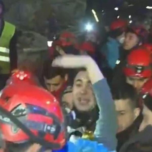 Kahramanmaraş'ta enkazdan çıkarılan Hatice Özçelebi enkazdan çıkarıldıktan sonra kendisini kurtaran ekiplere el sallayarak teşekkür etti.