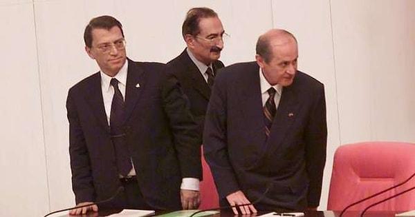 17 Ağustos 1999 sabahında Başbakan Bülent Ecevit Ankara’da Başbakanlık'ta bir basın açıklaması yaparak deprem bölgesiyle iletişim kurulamadığını duyurmuş ve her ilde kriz masası oluşturulduğunu belirtmişti. Ecevit yaptığı açıklama sonrasında deprem bölgesine giderek aynı gün incelemelerini yapmıştı.