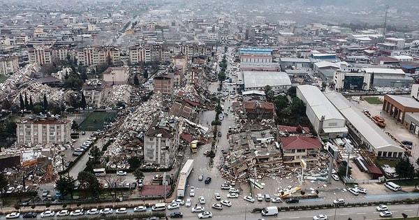 Özellikle 7.7 büyüklüğündeki depremin merkez üssü Pazarcık ve 7.6 büyüklüğündeki depremin merkez üssü Elbistan ilçelerinden birçok bina yıkıldı.