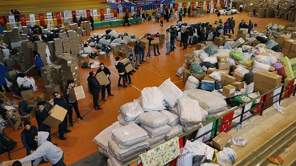 Thousands of people set out to support the earthquake zone.