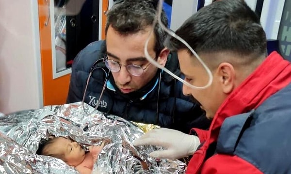 00.30 Hatay'da çalışmalarını sürdüren İBB arama kurtarma ekipleri, Yağız Ulaş isimli 10 günlük bebeği, depremden yaklaşık 90 saat sonra annesiyle enkazdan kurtardı.