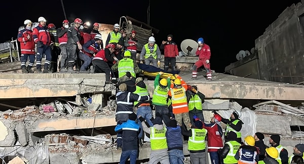 04.15 Kahramanmaraş'ta 26 yaşındaki Alper Saçma, 96 saat sonra enkazdan kurtarıldı.