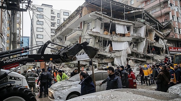 08.05 Depremin 100. saatinde Diyarbakır’da Bağlar ilçesindeki Cengizler Caddesi üzerindeki Hisami Apartmanı’ndan bir kişi daha çıkarıldı.