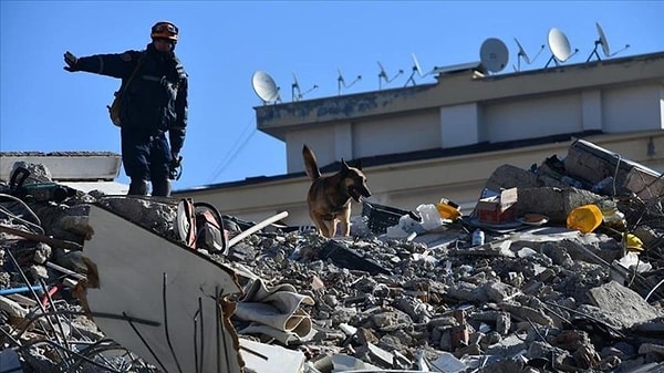 09.30 AFAD, 18 bin 342 kişi hayatını kaybettiğini, 74 bin 242 kişi yaralı olduğunu bildirdi.