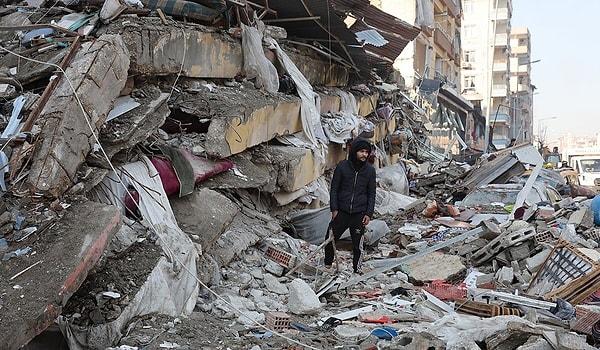 Tüm Türkiye'yi sarsan Kahramanmaraş merkezli depremin en çok etkilediği illerin başında Hatay geldi. Birçok kayıp yaşadığımız bu felaketin ardından enkaz altında kalanların yakınları yardım çağrısında bulundular.