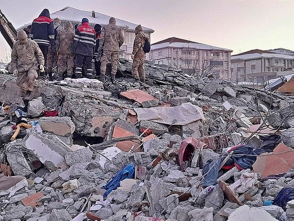 Afetin beşinci gününde yaşanan her sarsıntı bir öncekinden daha da korkutuyor. Artçı sarsıntılar çevredeki arama-kurtarma çalışmalarını da etkiliyor. Afet bölgelerinde çalışan görevliler göçüklerle mücadele ediyor.