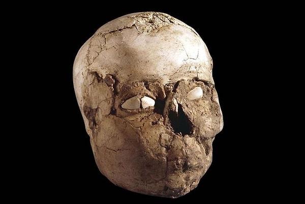 1. 9 bin yıllık Eriha kafatasının yüzü canlandırıldı.