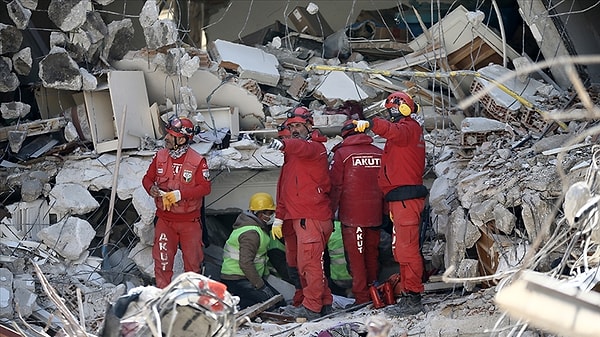 11.20 Çevre, Şehircilik ve İklim Değişikliği Bakanı Murat Kurum, "Türkiye genelinde 12 bin 141 bina ve 66 bin 58 bağımsız bölümün yıkık veya ağır hasarlı olduğunu tespit ettik" açıklamasını yaptı.