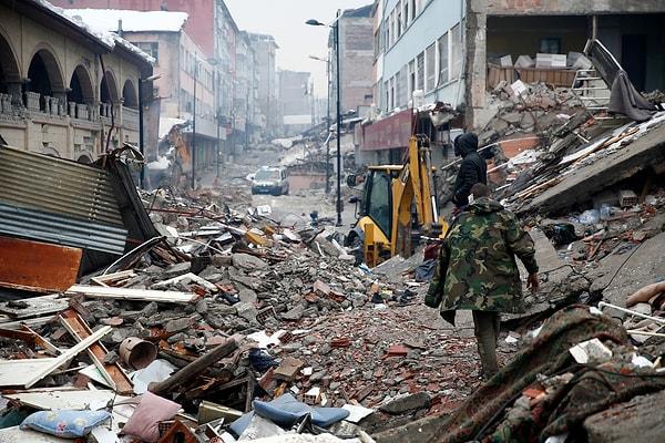 Kahramanmaraş'ta meydana gelen 7,7 ve 7,6'lık iki deprem 10 ilimizi etkiledi. Binlerce ölü ve yaralının bulunduğu depremde hayatta kalanlardan acil yardım talepleri geldi.