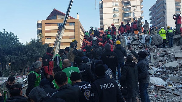 11.50 Hatay'ın İskenderun ilçesinde yıkılan Arzu Apartmanı enkazında çalışan arama- kurtarma ekipleri yaşadığı değerlendirilen 9 kişiden 6'sını faciadan 102 saat sonra yaralı olarak kurtardı.