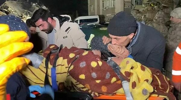 56 yaşındaki Fatma Çalışkan afetin ardından geçen 42, saatte Hatay'da kurtarıldı. Fatma Teyze kendisini kurtaran Türk askerlerine “Hepinizi çok seviyorum” dedi.
