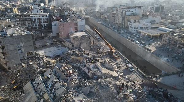 Yetkililerin açıklamalarına göre ilk depremde yıkılmayan ve zarar gören ne kadar bina varsa ikinci depremde çöktü.