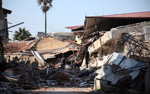 Türkiye'yi derinden sarsan Kahramanmaraş merkezli 7.7 ve 7.6 büyüklüklerindeki depremler, Hatay'ın Antakya ilçesinin en büyük mahallelerinden Narlıaca Mahallesi'nde büyük hasara yol açtı.