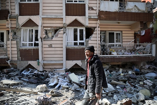 5 çocuk babası Türki Cenber, mahallede sağlam bina kalmadığını söyledi.