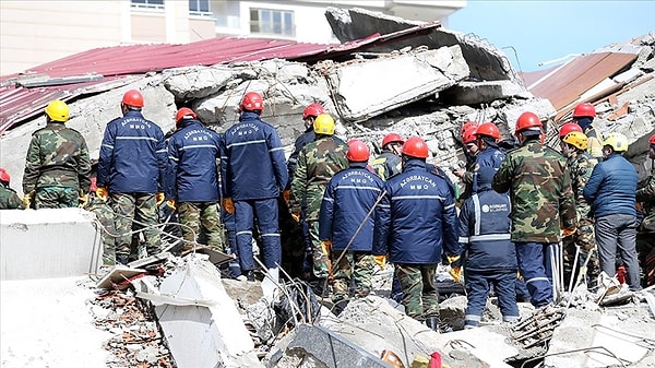 13.10 Emniyet Genel Müdürlüğü: "Sosyal medya platformlarında depreme ilişkin provokatif paylaşımlarda bulunan 302 hesap yöneticisi tespit edildi. 37 kişi gözaltına alındı, 10'u tutuklandı."