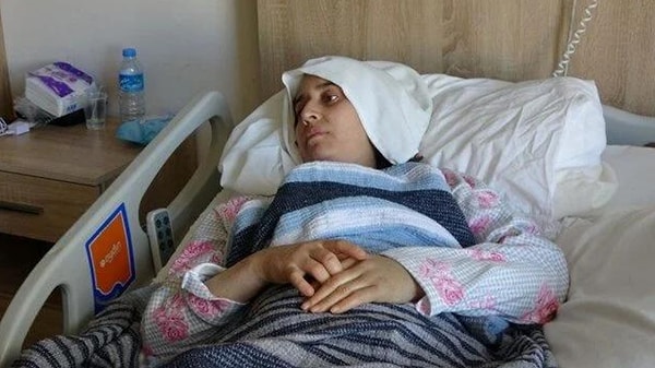 Tedavisi Elazığ'da özel bir hastanede süren Gülay Duran, dehşet dolu o anları anlattı. Duran, "Eşimin deprem oluyor diye bağırmasına uyandım. Sonra çocukları kaldırdık. Tam çelik kapının oraya geldiğimde bina çöktü. Ben, eşim ve kızım aynı yerdeydik. Oğlum farklı yere düştü. Yaklaşık 5,5 saat enkaz altında kaldım. Eşim yanımdaydı ve o anda vefat etti. Kızımla ben kaldık, bağrışlar vardı. Oğlumu ilk başta amcası çıkarmış. Sonra bizim yerimizi söylemiş. Sonra bizi çıkarmaya çalıştılar. Bacağımızın üzerine demir kapı düşmüştü. Bayağı bir uğraş sonrasında çıkartıldık. Malatya Devlet Hastanesine gittiğimizde sıra yoktu. Elazığ’a sevk edildim ve burada ameliyat oldum. Kızım da iyi. Allah kimsenin başına vermesin. Eşimi kaybettim. Eşim o an vefat etti. Eli elimdeydi, o şekilde vefat etti" diye konuştu.