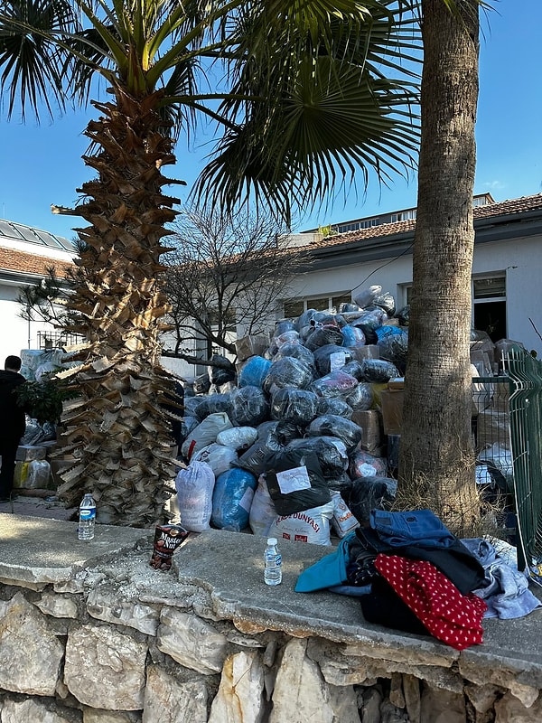 Çok yazık gerçekten. Gönderilen yardımlar, sokaklarda böyle savrulmasa ve amacına ulaşabilse keşke...