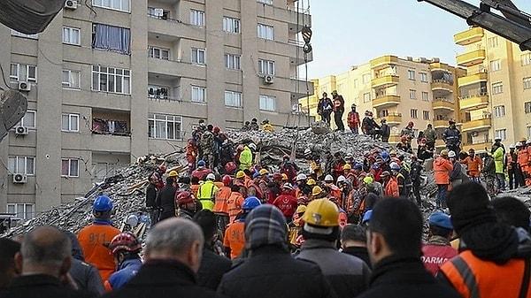 Depremin olduğu andan itibaren yetkililerin açıklamaları ve deprem bölgelerine yardımın geç gittiği iddiaları birçok kişi tarafından eleştirildi.