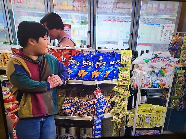 "Это шоу 90-х" 1 сезон 1 серия. Со всем бюджетом Netflix, создатели шоу не смогли достать правильную упаковку чипсов того времени?