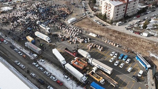 Rastgele gönderilen yardımlardan dolayı bölgelerdeki trafik yoğunlaşmış ve yardımlar depremzedelere ulaşamamıştı.