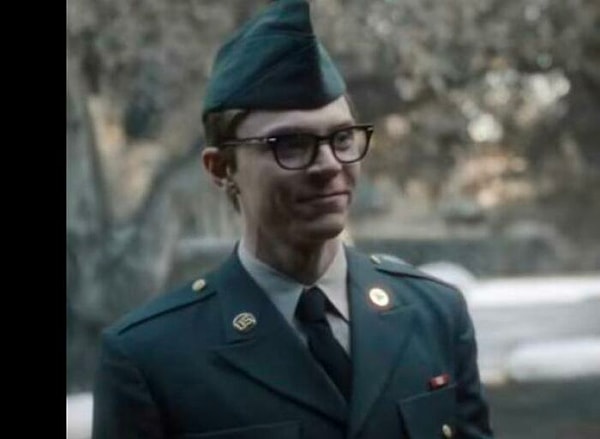 В "Дамере" главный герой возвращается с базовой подготовки в 1979 году с медалью за службу Национальной Обороне, которая не вручалась с 74 по 90 годы