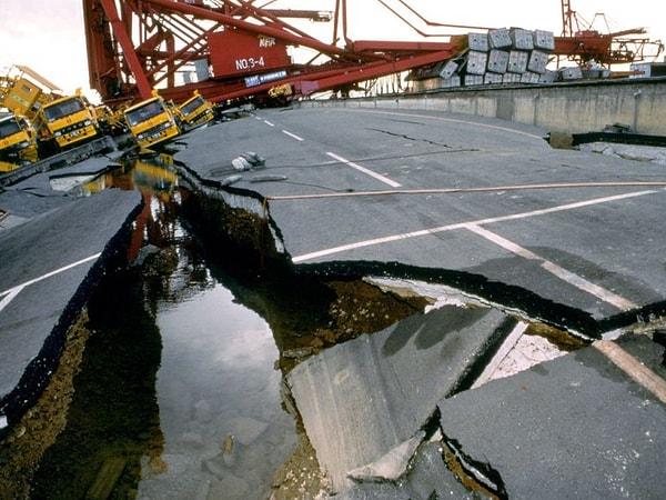 Japonlar felaketi "Büyük Hansin Depremi" olarak adlandırıyor.