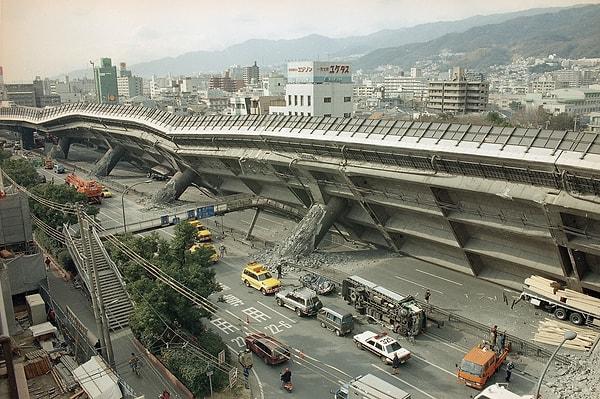 Depremzedelerin yaklaşık yüzde 80'i çöken binaların altında kalarak veya boğularak öldü.