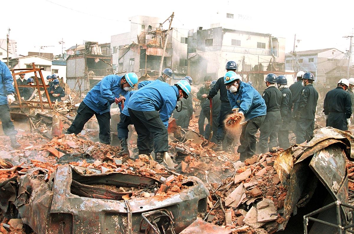 Землетрясения 17. Великое землетрясение Хансин 1995. Землетрясение в Кобе 1995. Землетрясение в Японии 1995. Землетрясение в Кобе в Японии 16 января 1995 года.