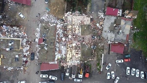 Birçok mucize kurtuluşun yaşandığı deprem bölgelerinde ekiplerin enkaz altında kurtardıkları kişileri dinç tutmak için onlarla konuştuğu anlar ise yaşanan mutluluğu gözler önüne seriyor. Zapçıoğlu Caddesi’nde yıkılan Yetiş Apartmanı’nın enkazında arama kurtarma yapan İnsan Hak ve Hürriyetleri (İHH) İnsani Yardım Vakfı Trabzon Temsilciliğinin arama kurtarma ekipleri, binadan 3 kişiyi yaralı kurtardı.