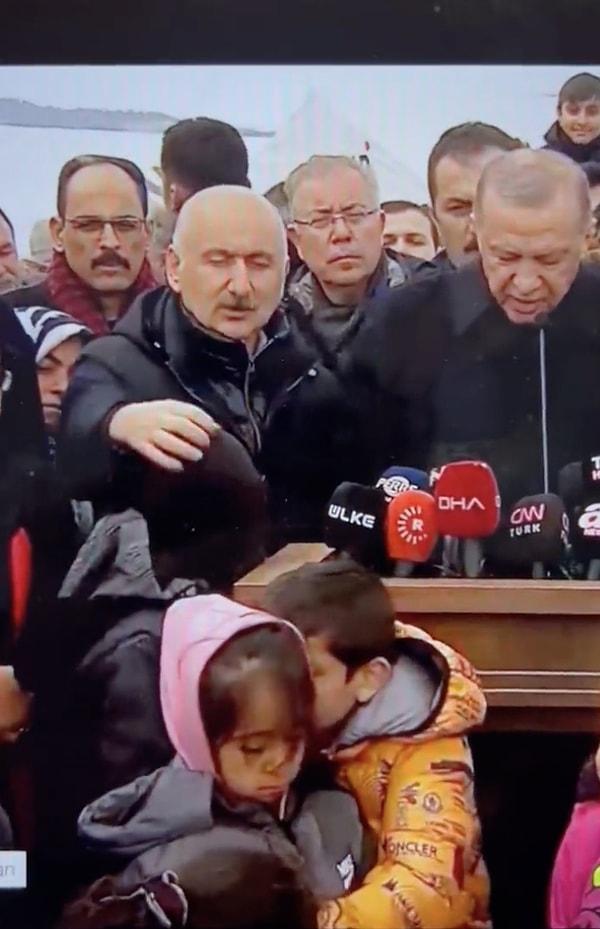 Bu görüntülerin yanı sıra Ulaştırma Bakanı Adil Karaismailoğlu'nun önünde duran çocuğun kapüşonunu açmaya çalışması da tepki çekti.