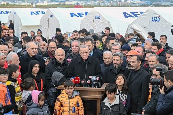 Erdoğan, Adıyaman'dan canlı konuştuğu sırada önünde duran depremzede çocuklar dikkat çekti.