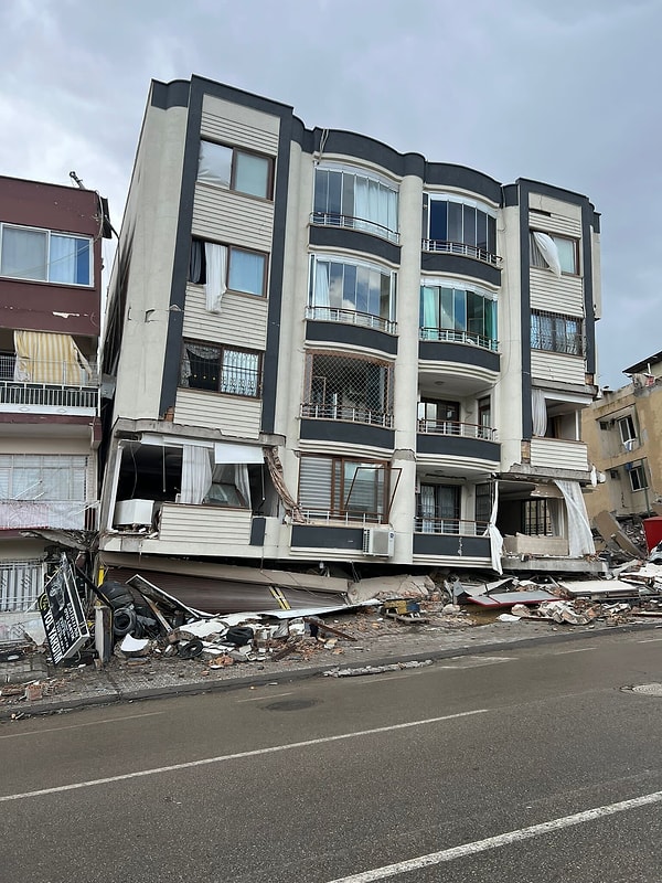 Depremin şiddeti ve büyüklüğü aynı kavramlar değildir. Depremin şiddeti, bir depremin yeryüzünde hissedilen noktadaki etkisi olarak tanımlanır. Yani depremin binalar, insanlar ve doğa üzerindeki etkisinin bir ölçüsüdür. Depremin şiddeti, yıllar içerisinde meydana gelen depremin etkileri belirli ölçütlere göre incelenerek belirlenir.