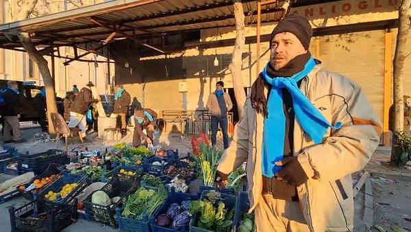 İsminin Ömer Ali olduğu belirtilen Suriyeli bir adam da dükkanındaki meyve ve sebzeleri depremzedelere dağıttı. 5 yıl önce Kahramanmaraş'a taşınan ve kendisi de bir depremzede olan Ömer Ali'nin o görüntüleri tüm Türkiye'nin tek bir yürek olduğunu bir kez daha gözler önüne serdi.