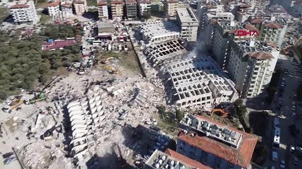 “Cennetten bir kare” denilerek milyonlarca liraya satışa sunulan ancak yerle bir olan Rönesans Rezidansın mimarı Mehmet Yaşar Coşkun, havaalanında gözaltına alındı.