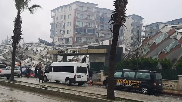 Jeolog Celal Şengör, bu yılın başlarında fay hatlarıyla bölünmüş bir ülkede bu tür inşaat aflarının suç olduğunu belirtti. 2020'de İzmir'de meydana gelen depremin ardından 672 bin binanın aftan yararlandığı söylendi.