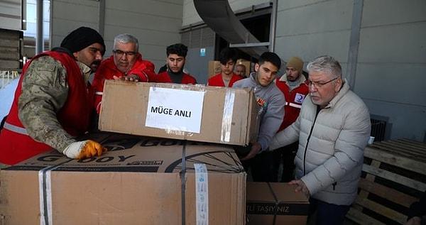 280 adet tekerlekli sandalye Türk Kızılayı Genel Sekreteri Ramazan Saygılı'ya teslim edilirken, Saygılı Müge Anlı ve ekibine çok teşekkür etti.