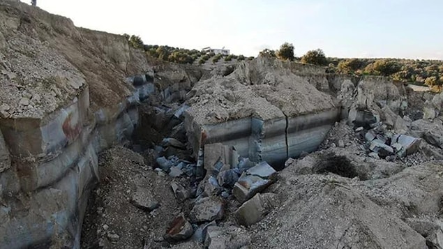 Abdullah Temizkan isimli bir diğer bölge sakini ise, “Patlama buradan çıkmış. Çökmüş böyle bir şey yok. Patladığını görenler var. İnanamadım. Buradan yeşil dumanlar çıkmış” diye konuştu.