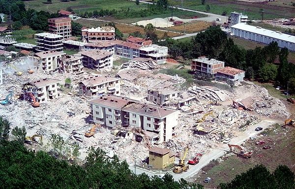Gölcük Depremi de Kahramanmaraş'ta meydana gelen depremlerle neredeyse aynı saatte ve büyüklükte meydana gelmiş, yıkıcı sonuçlara yol açmıtşı.