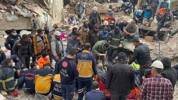Dinleme çalışması yapan ekipleri sabah saatlerinde bir dairede beraber yaşayan Suriye uyruklu 10 kişilik akraba grubunun 3 ferdinden ses aldı. Titizlikle çalışan ekipler önce Ahmet El Musa isimli küçük çocuğu çalışmaların 108'inci saatinde enkazdan çıkardı. Sedyeyle ambulansa taşınan çocuğu babası sarılarak öptü. Ardından ise Mustafa Şirhat kurtarılarak ambulansla hastaneye kaldırıldı. Çalışmalar sırasında bayılan bir işçi de hastaneye kaldırıldı. Ela Şirhat’ın bacağının enkaz parçalarına sıkıştığını belirleyen ekipler birkaç saatlik mücadelenin ardından genç kızı sıkıştığı yerden kurtardı.