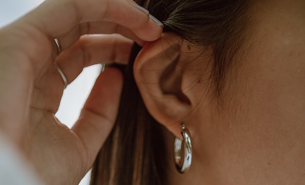 Sürekli kulaklık kullanımı kulak kiri birikmesine neden olabilir.