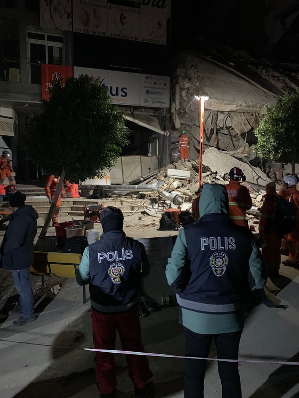 01.34 - Onedio Gündem Editörü Ali Can Yaycılı bildiriyor: Hatay’da İngiliz kurtarma ekibi 2 kişinin sesini duydu... Biri 50 yaşında bir kadın digeri de bir polis. İngiliz ekip yan binadan girmeye çalışıyor