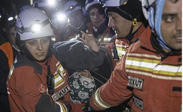 06.30 Kahramanmaraş'ın Onikişubat ilçesinde Aydın Apartmanı'nın enkazından, depremden 122. saatte 70 yaşındaki Menekşe Kabak sağ çıkarıldı.