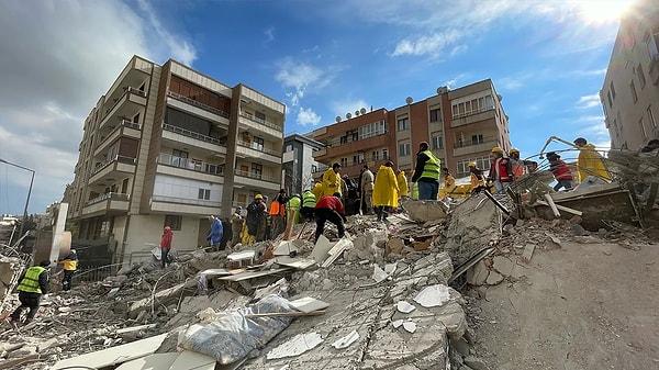 Depreme Adana'da yakalanan bir depremzede de Twitter hesabından paylaştığı bir floodla yaşadıklarını anbean paylaştı.