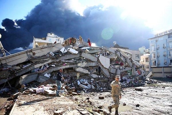 Birçok şehri enkaz yığınına çeviren deprem bölgesinden gelen son açıklamalara göre 20 bin 665 kişi hayatını kaybetti.